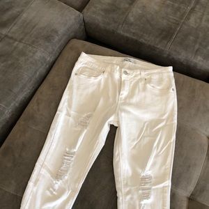 White skinny jean with cut off ankle